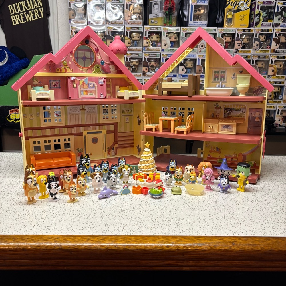 Bluey Ultimate Lights & Sounds Playhouse + Figures